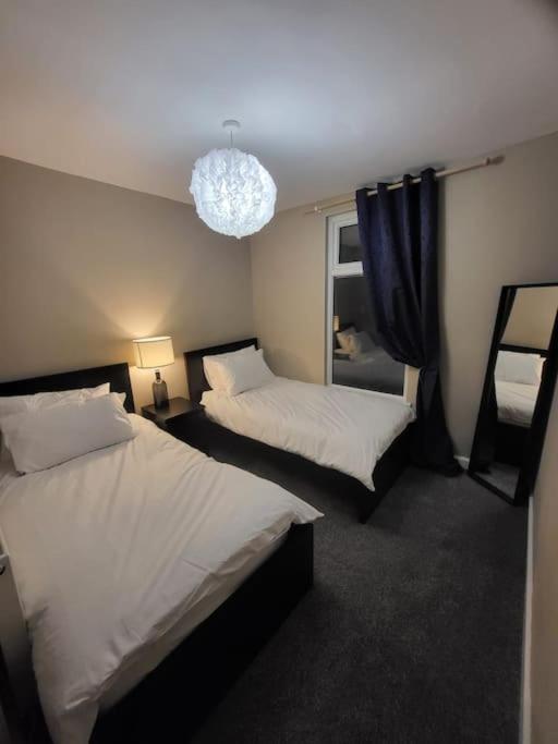 Holiday home 4 Bedrooms, 8 Min To City!