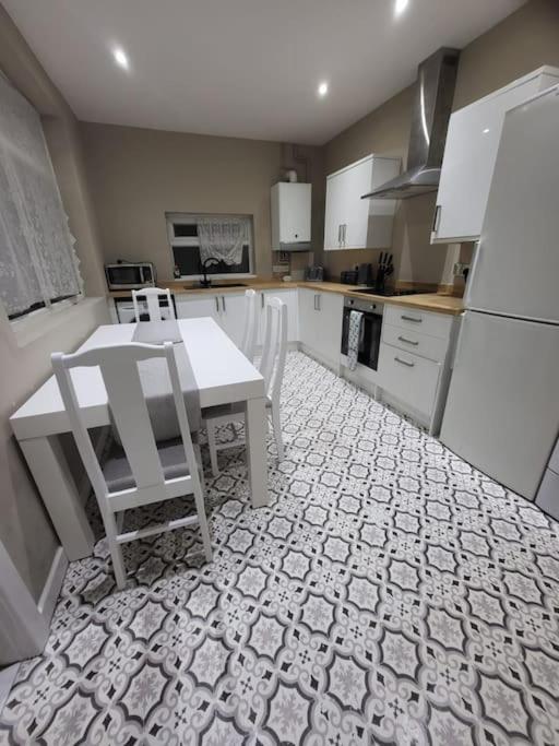 4 Bedrooms, 8 Min To City! Manchester