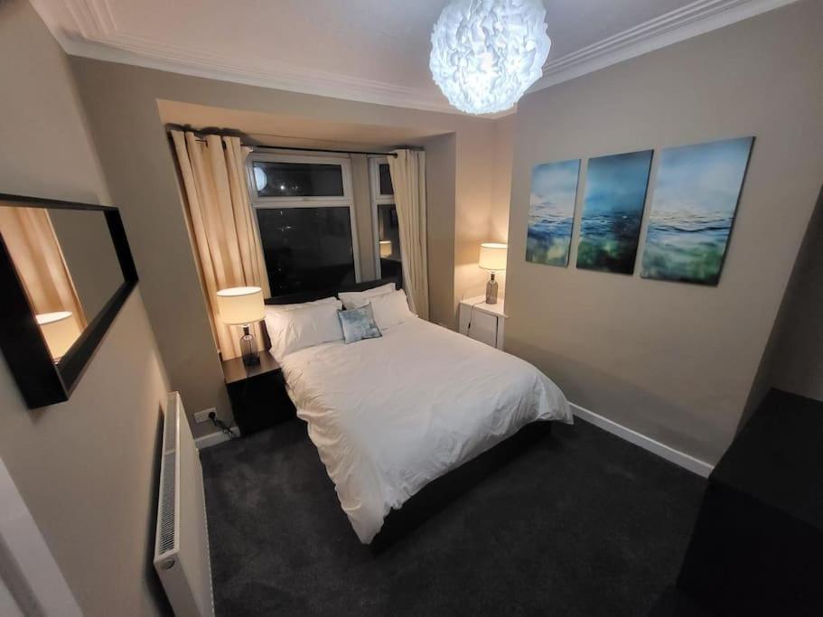 Holiday home 4 Bedrooms, 8 Min To City! Manchester
