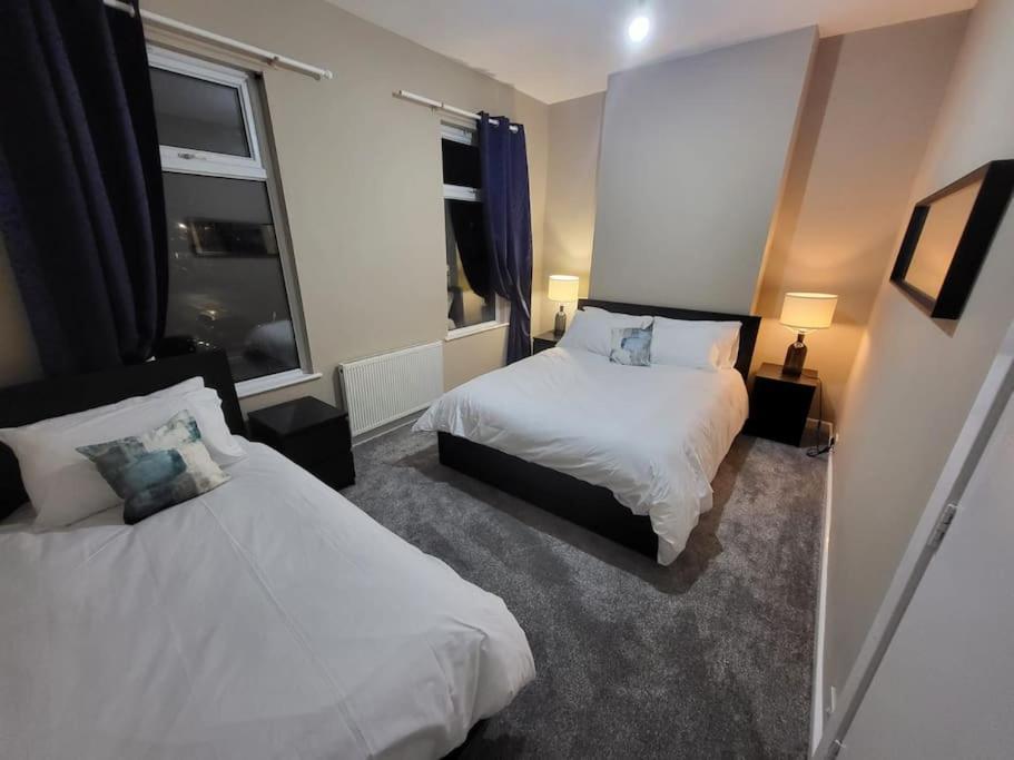 4 Bedrooms, 8 Min To City! Holiday home