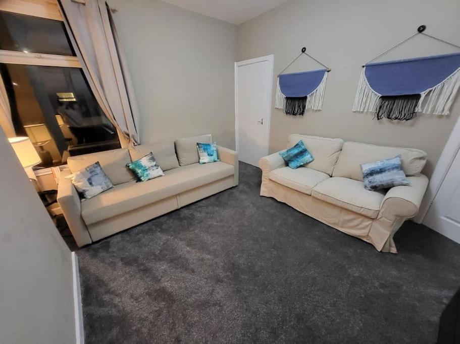 Vakantiehuis 4 Bedrooms, 8 Min To City!