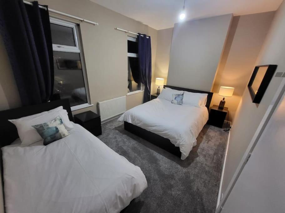 4 Bedrooms, 8 Min To City! Holiday home