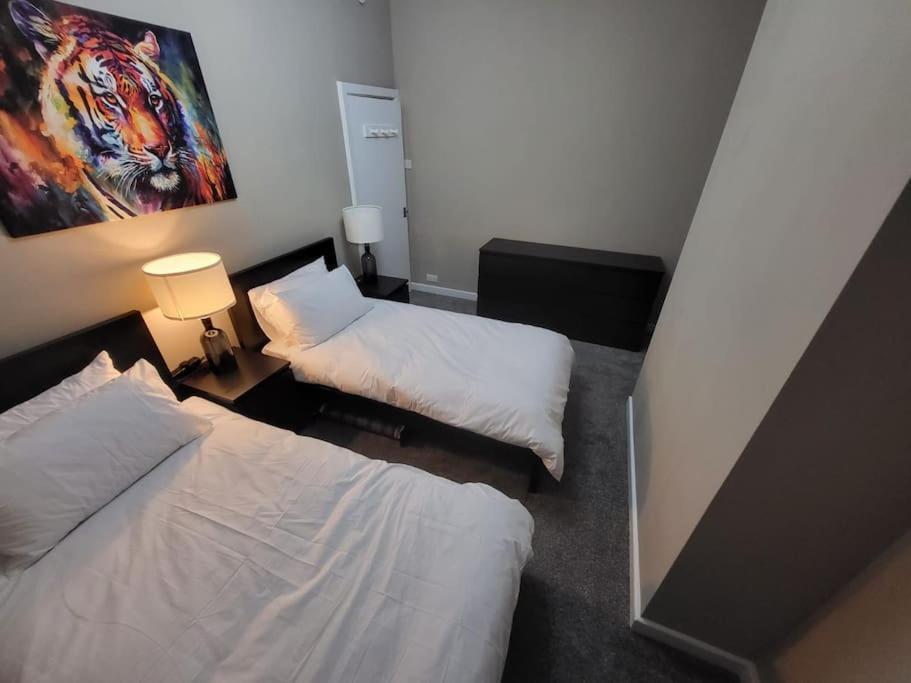 4 Bedrooms, 8 Min To City! Holiday home *