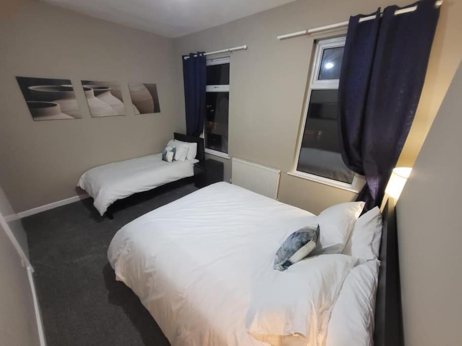 4 Bedrooms, 8 Min To City! Holiday home