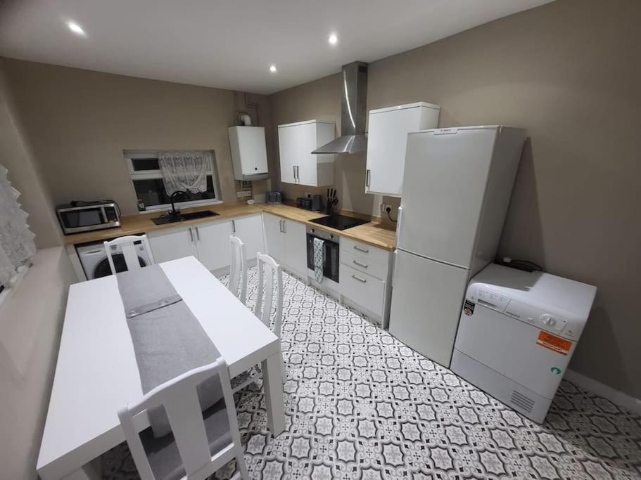 Holiday home 4 Bedrooms, 8 Min To City!