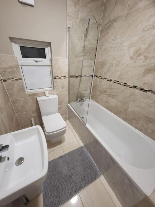 4 Bedrooms, 8 Min To City! * Manchester