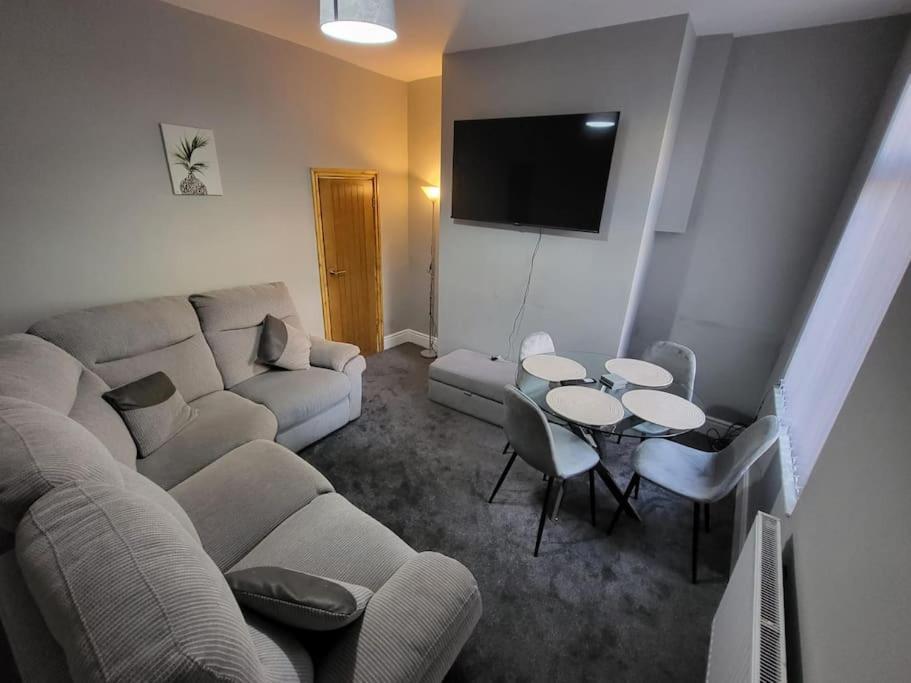 3 Bdr, Close To And Hospital Apartment *