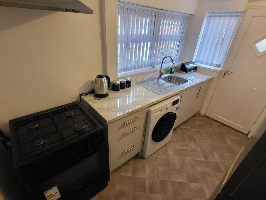 3 Bdr, Close To And Hospital Apartment Manchester