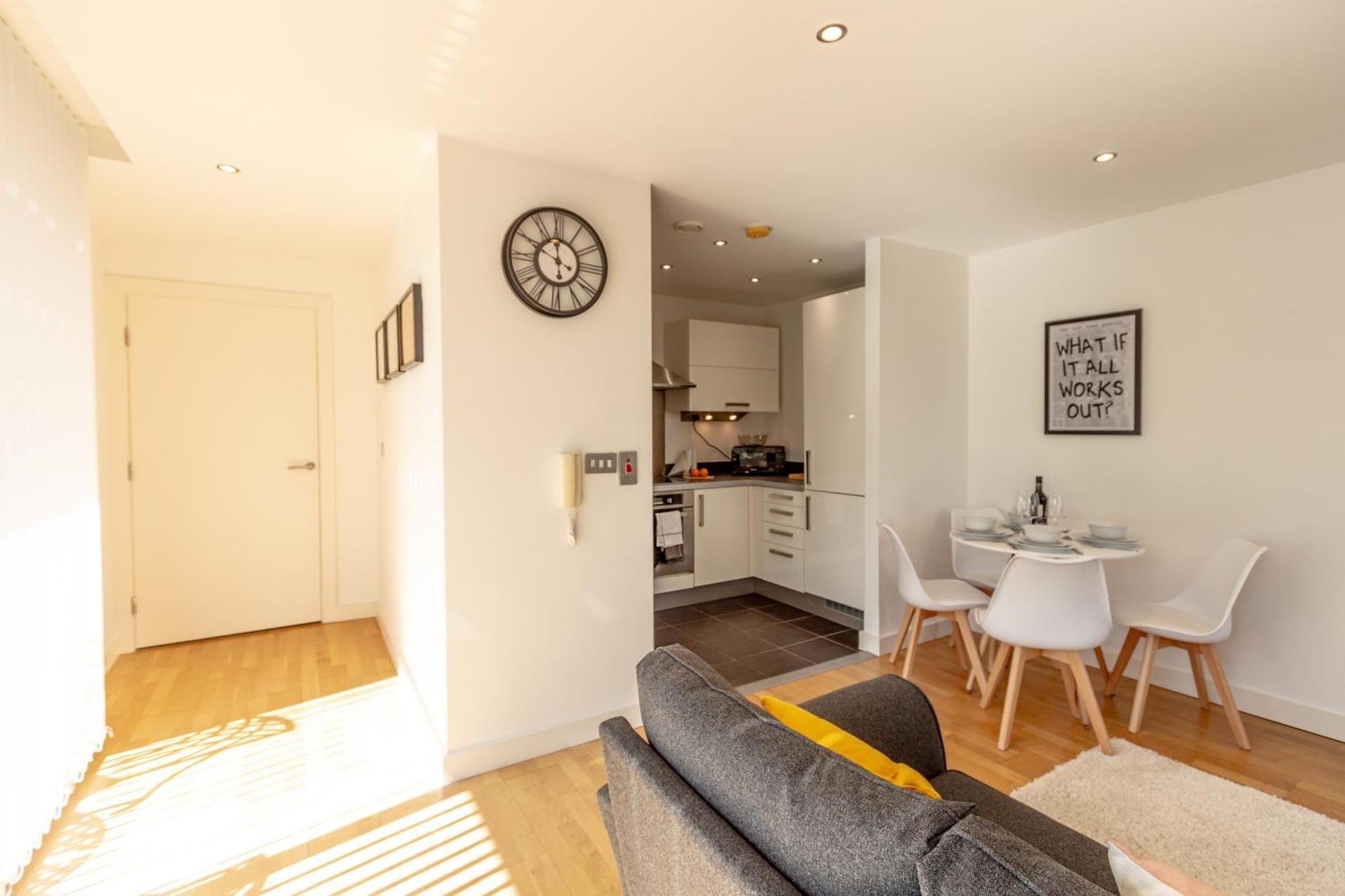 Gem: Cosy 2br With Private Balcony * Manchester