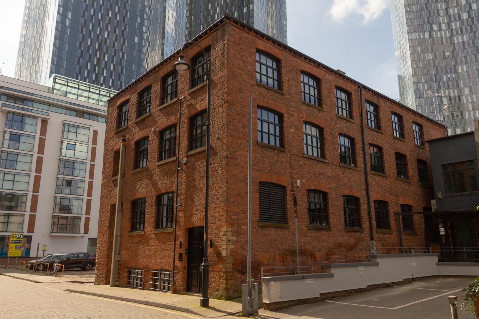 Gem: Cosy 2br With Private Balcony Apartment