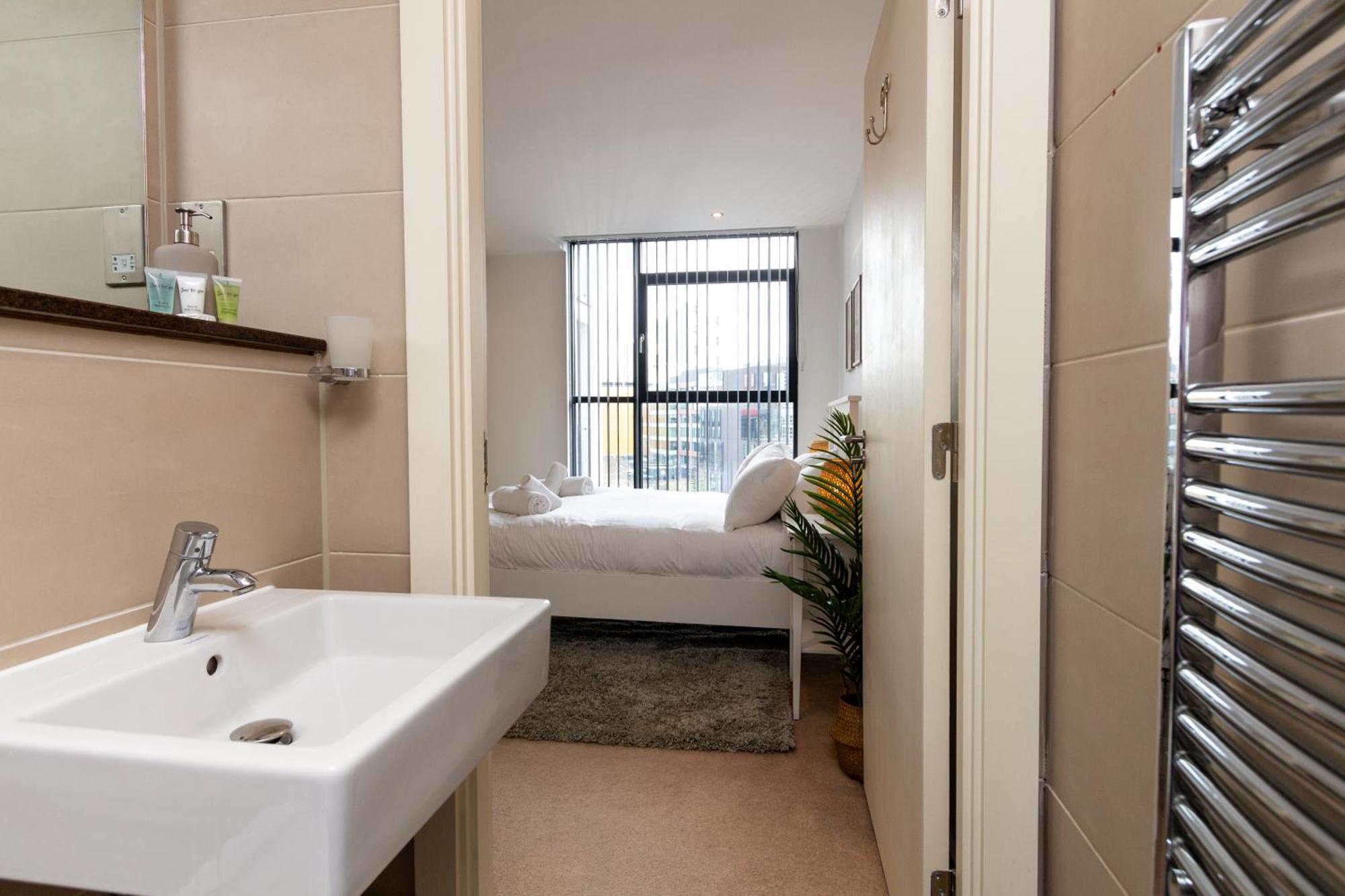 Gem: Cosy 2br With Private Balcony Apartment Manchester