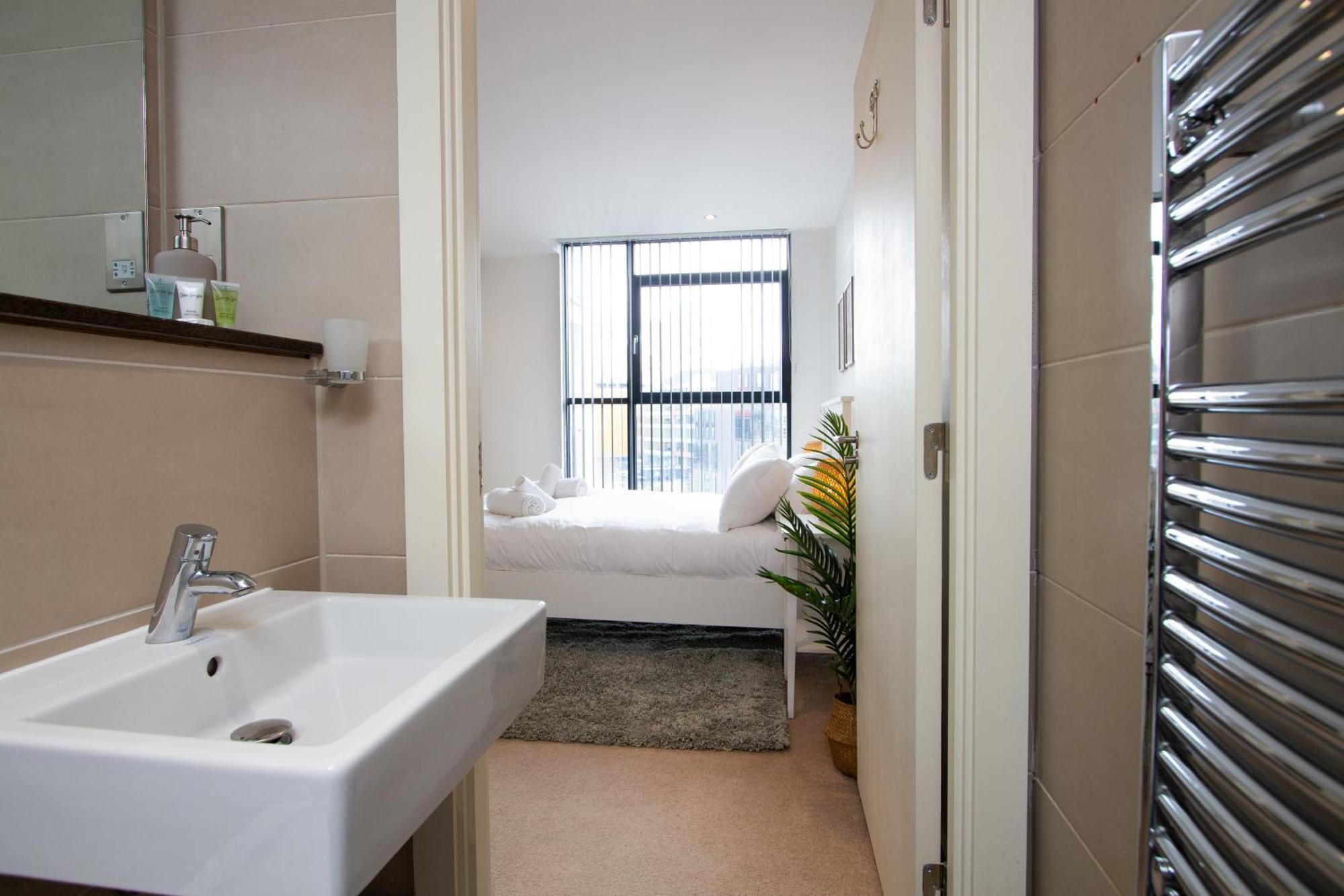 Gem: Cosy 2br With Private Balcony Apartment