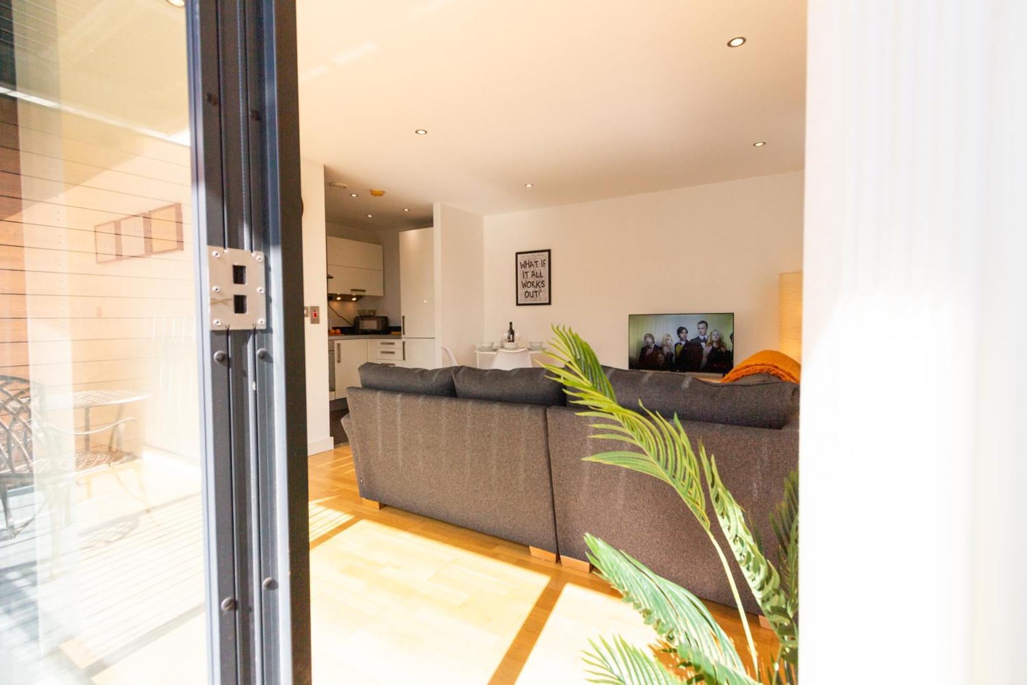 Apartment Gem: Cosy 2br With Private Balcony