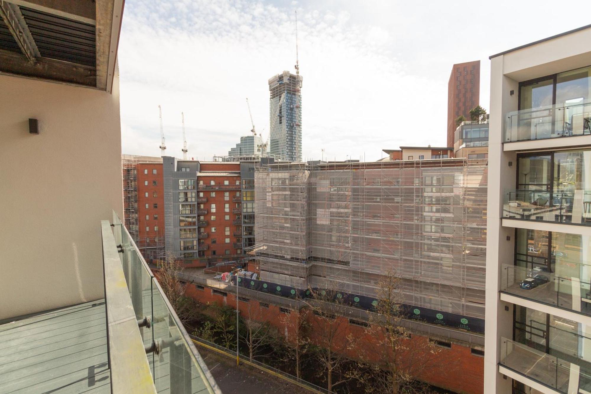 Gem: Cosy 2br With Private Balcony Apartment