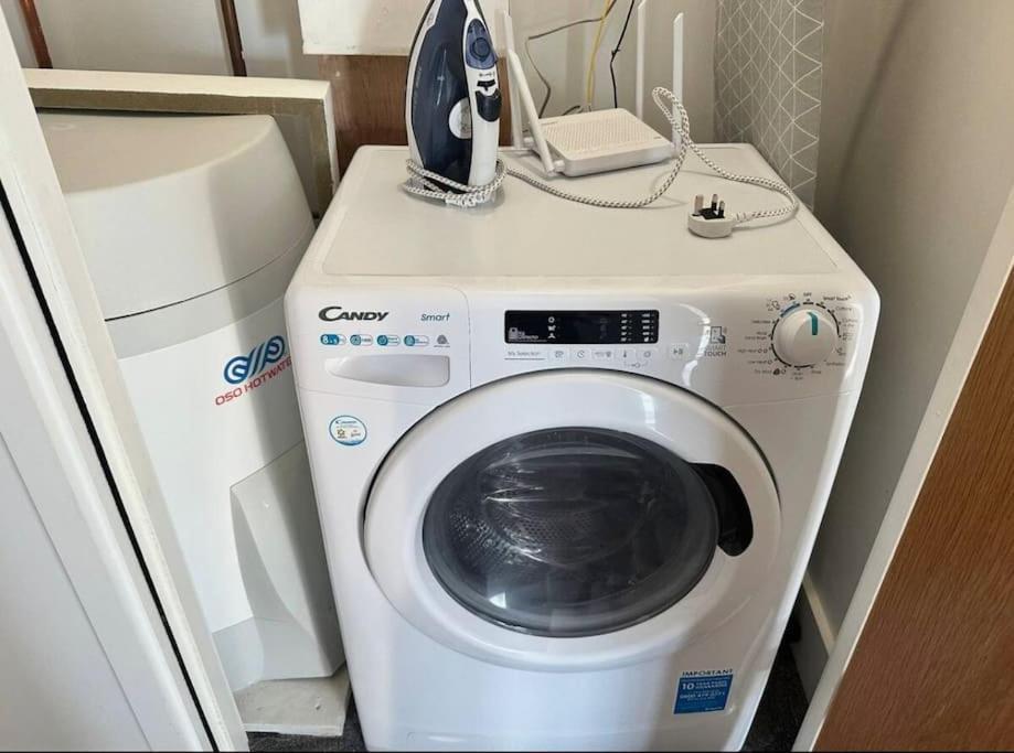 Chic 1 Bed Mcr Ap W/balcony- Sleeps 4 *