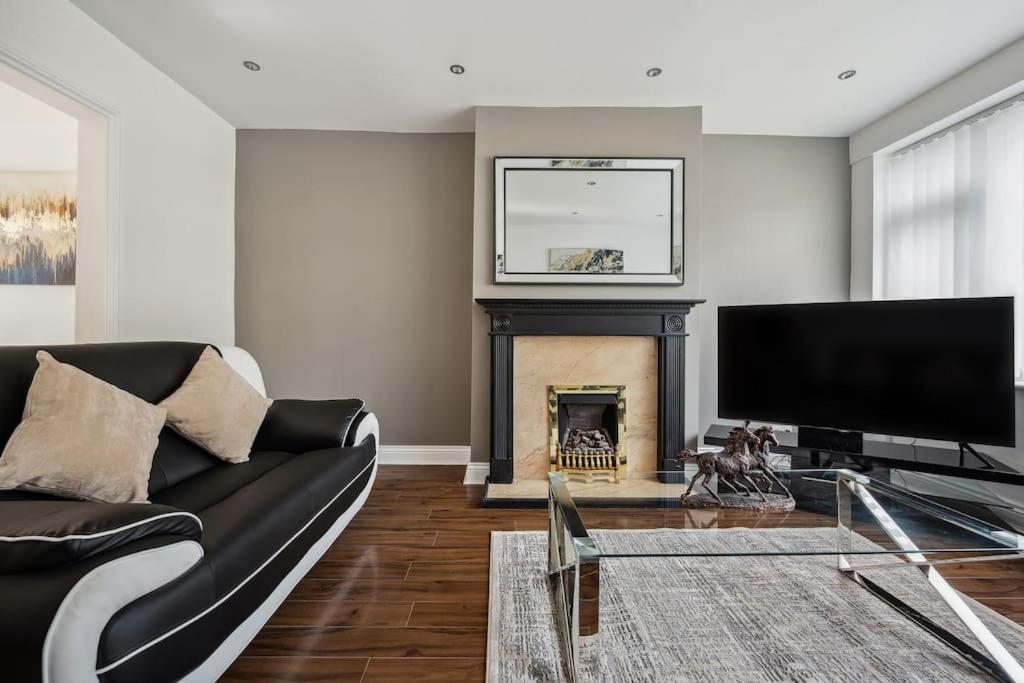 House In Heald Village * Manchester