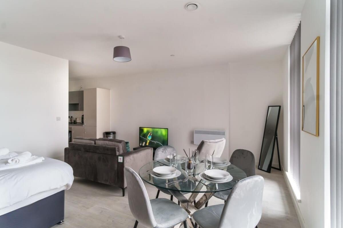 Modern In Salford Great Views Manchester