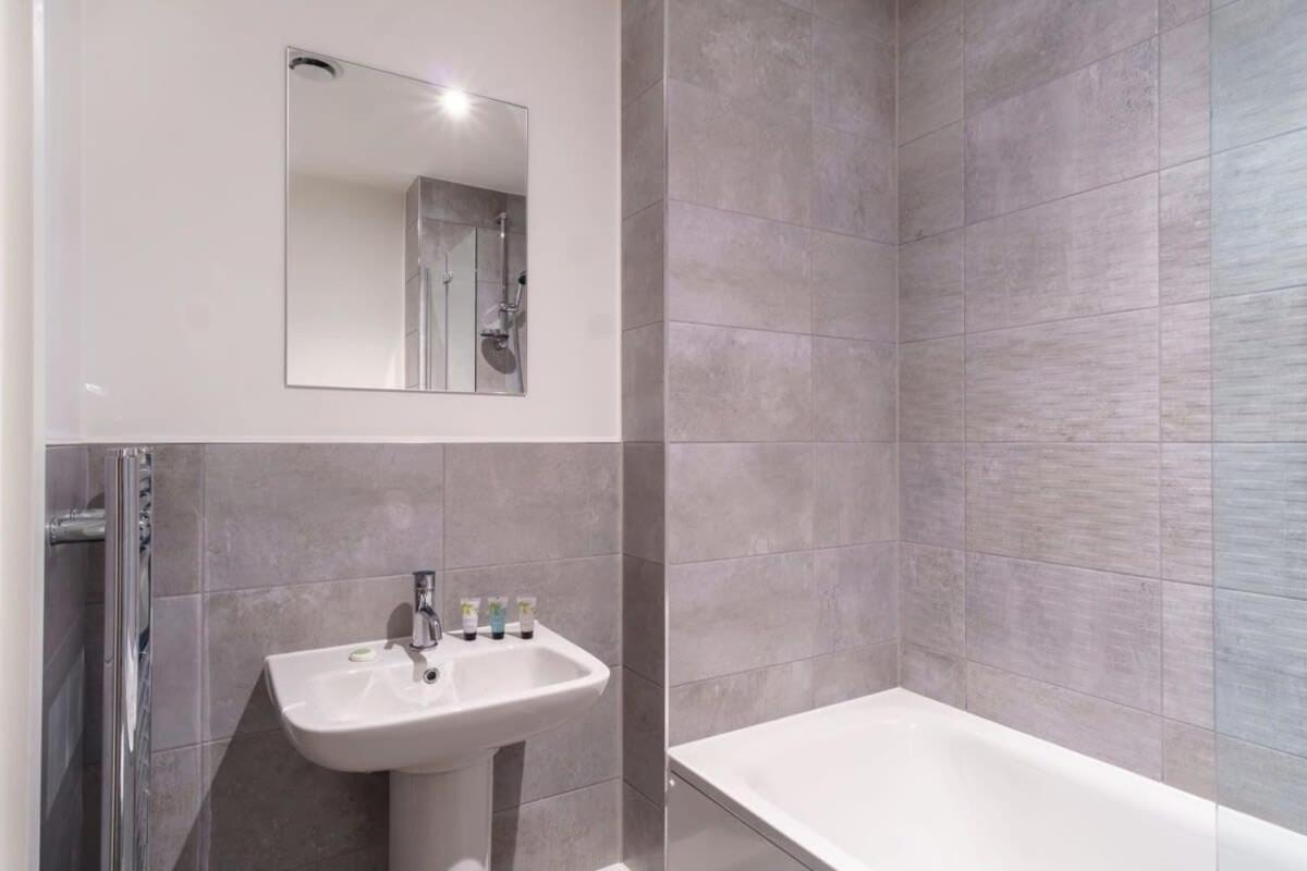Modern In Salford Great Views Apartment