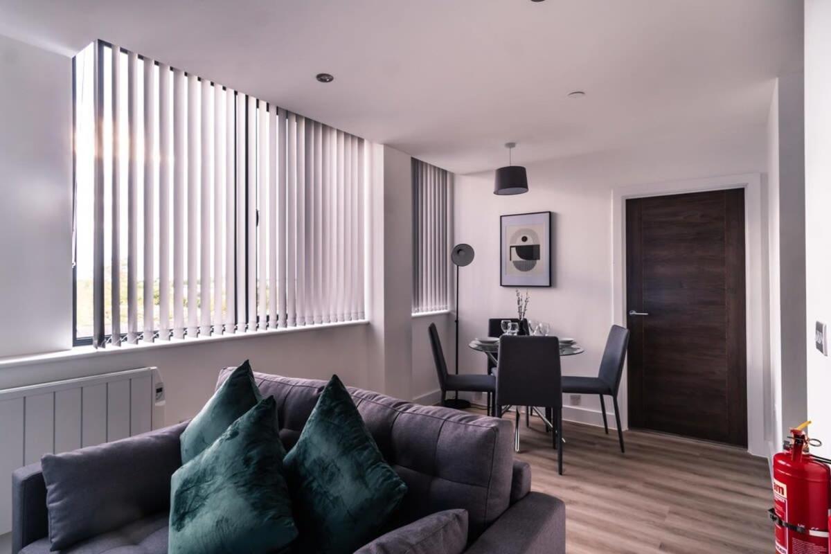 Zeni, Alexandra Rise Slick 1 Bed Apartment *