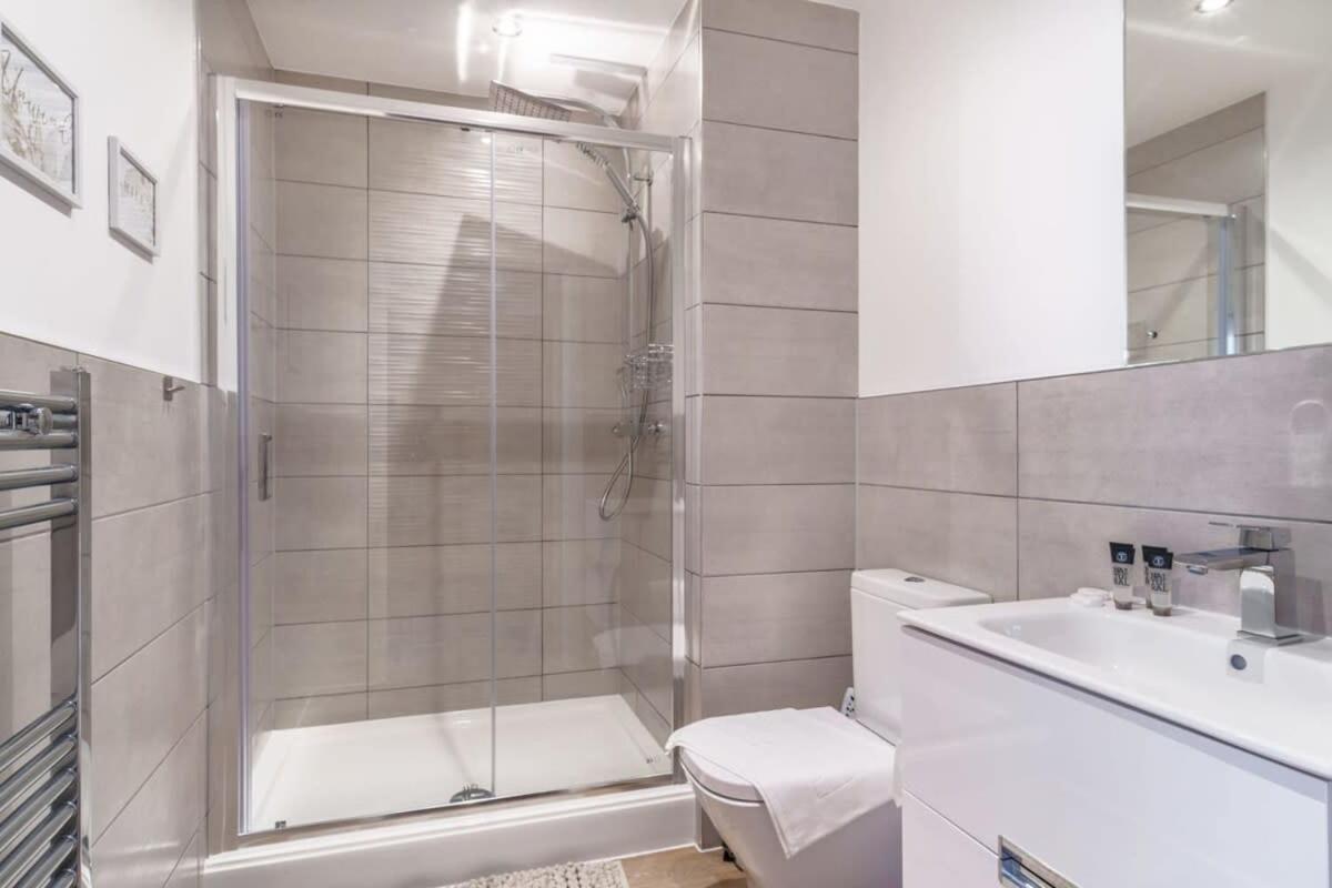 Zeni, Alexandra Rise Fab 1br Flat