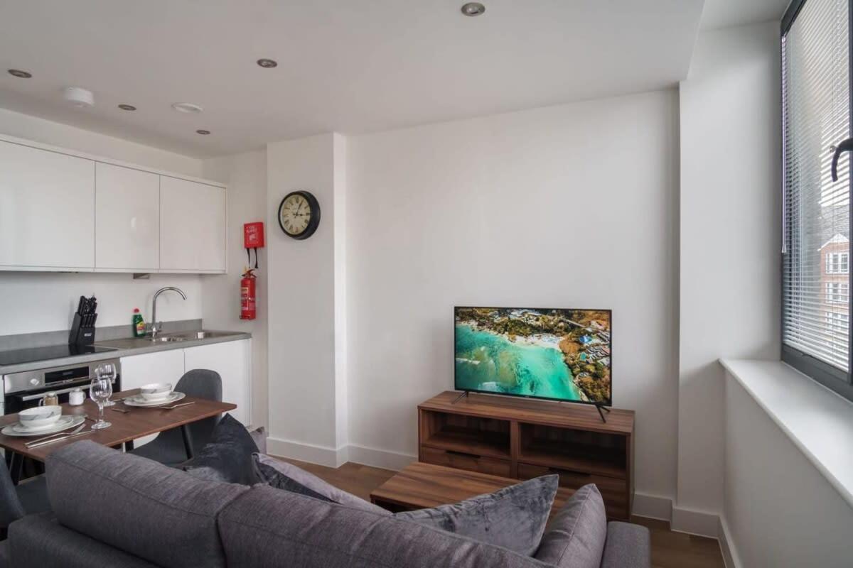 Zeni, Alexandra Rise Chic Apartment Manchester