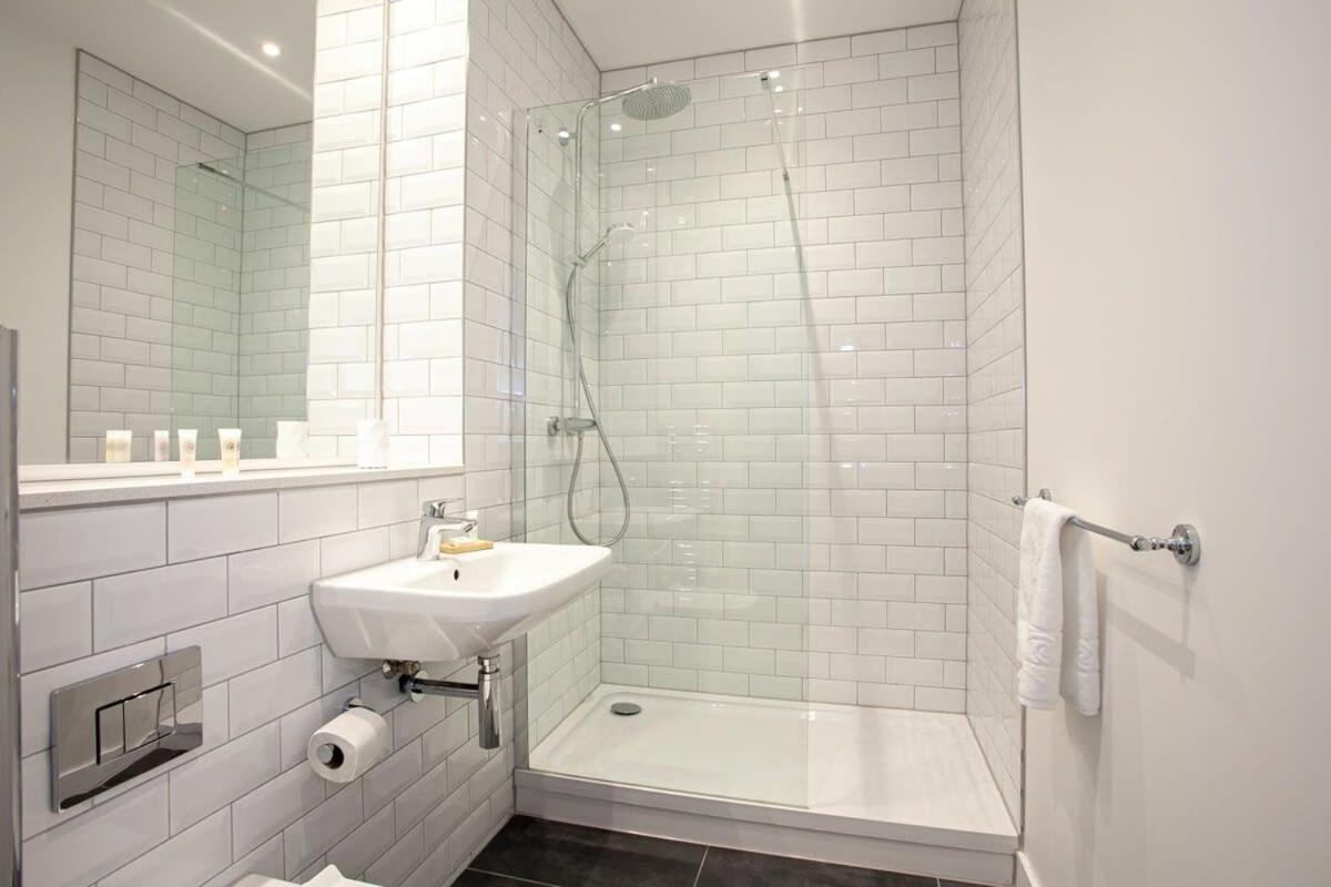 Stunning 1 Bed Flat 5min Walk To Victoria Station * Manchester