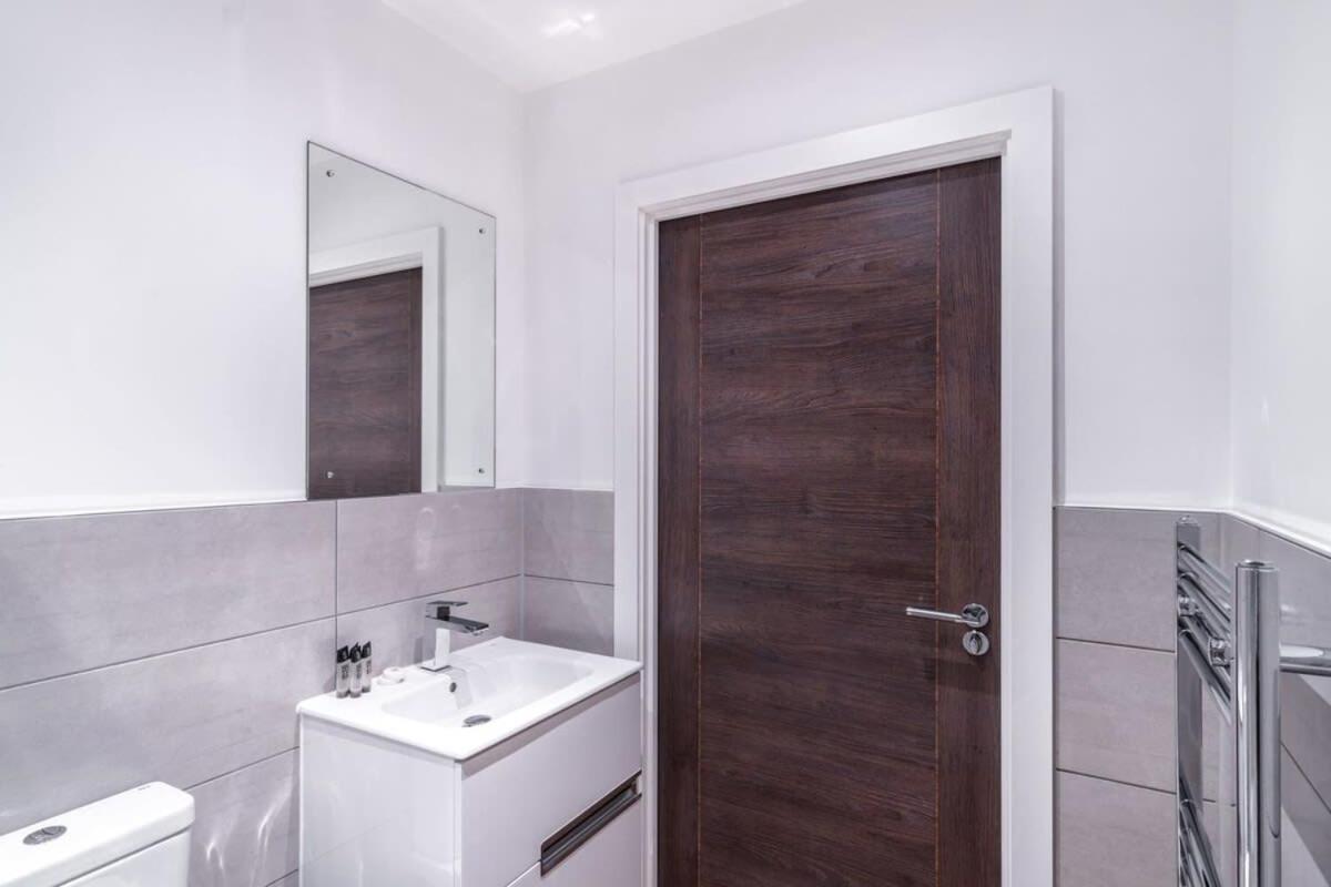Zeni, Alexandra Rise Bright 1 Bed Manchester