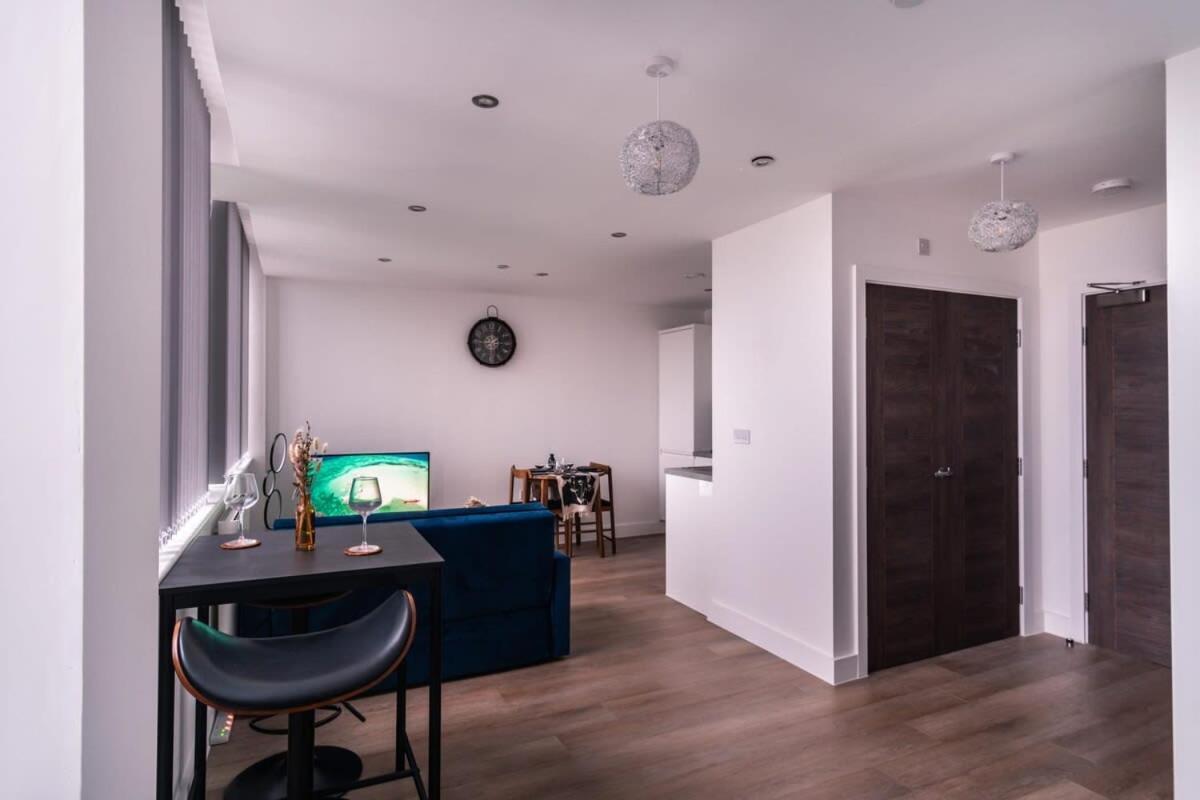 Zeni, Alexandra Rise Fab Apartment *