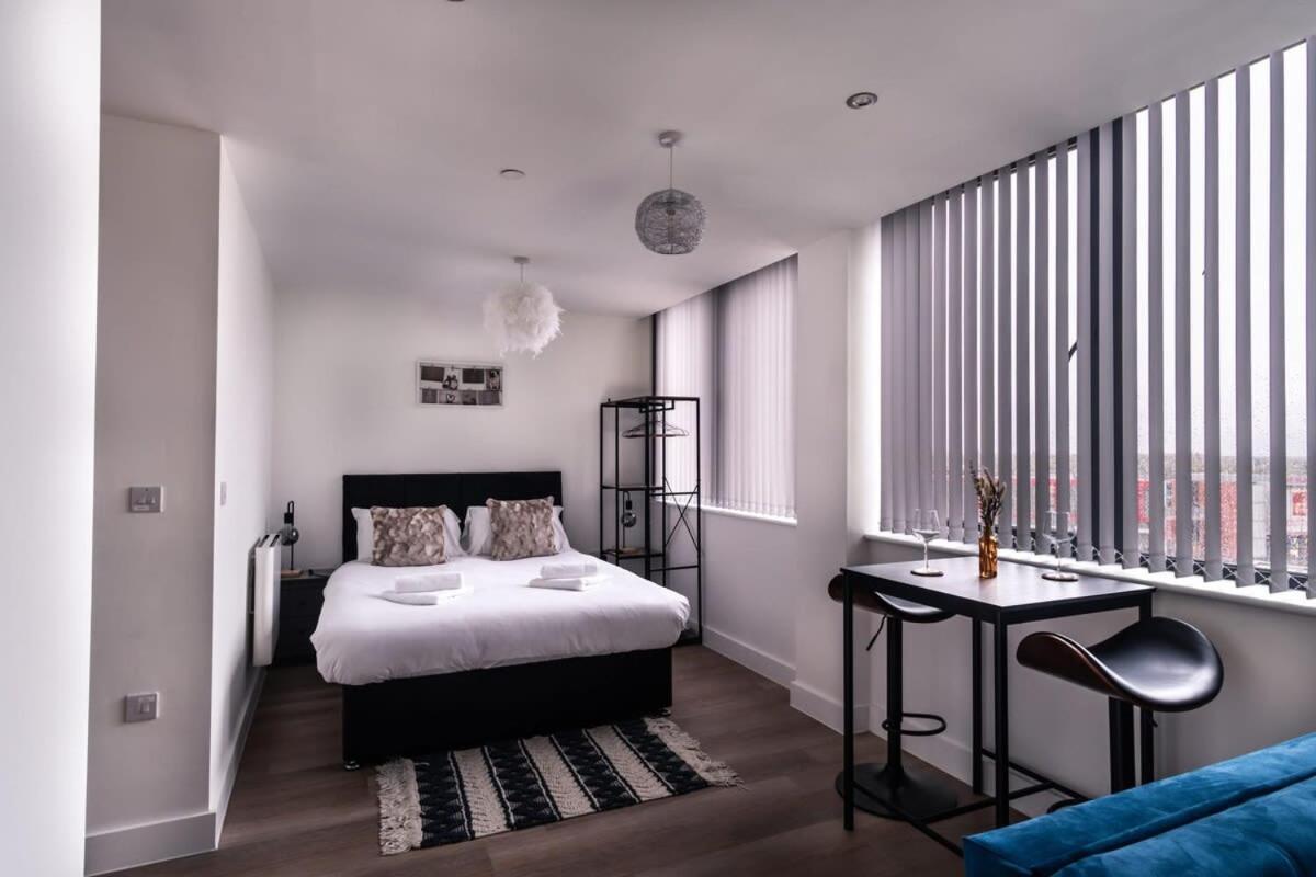 Zeni, Alexandra Rise Fab Manchester