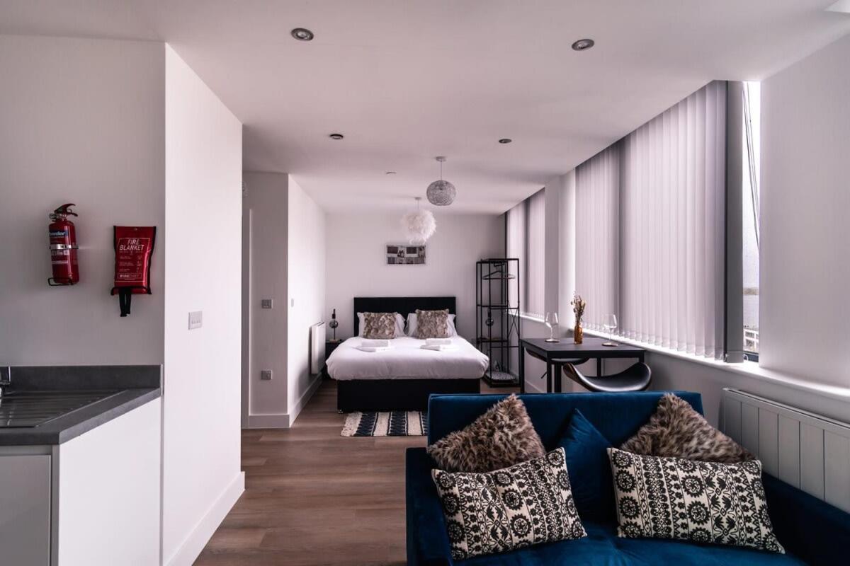 Zeni, Alexandra Rise Fab Apartment Manchester