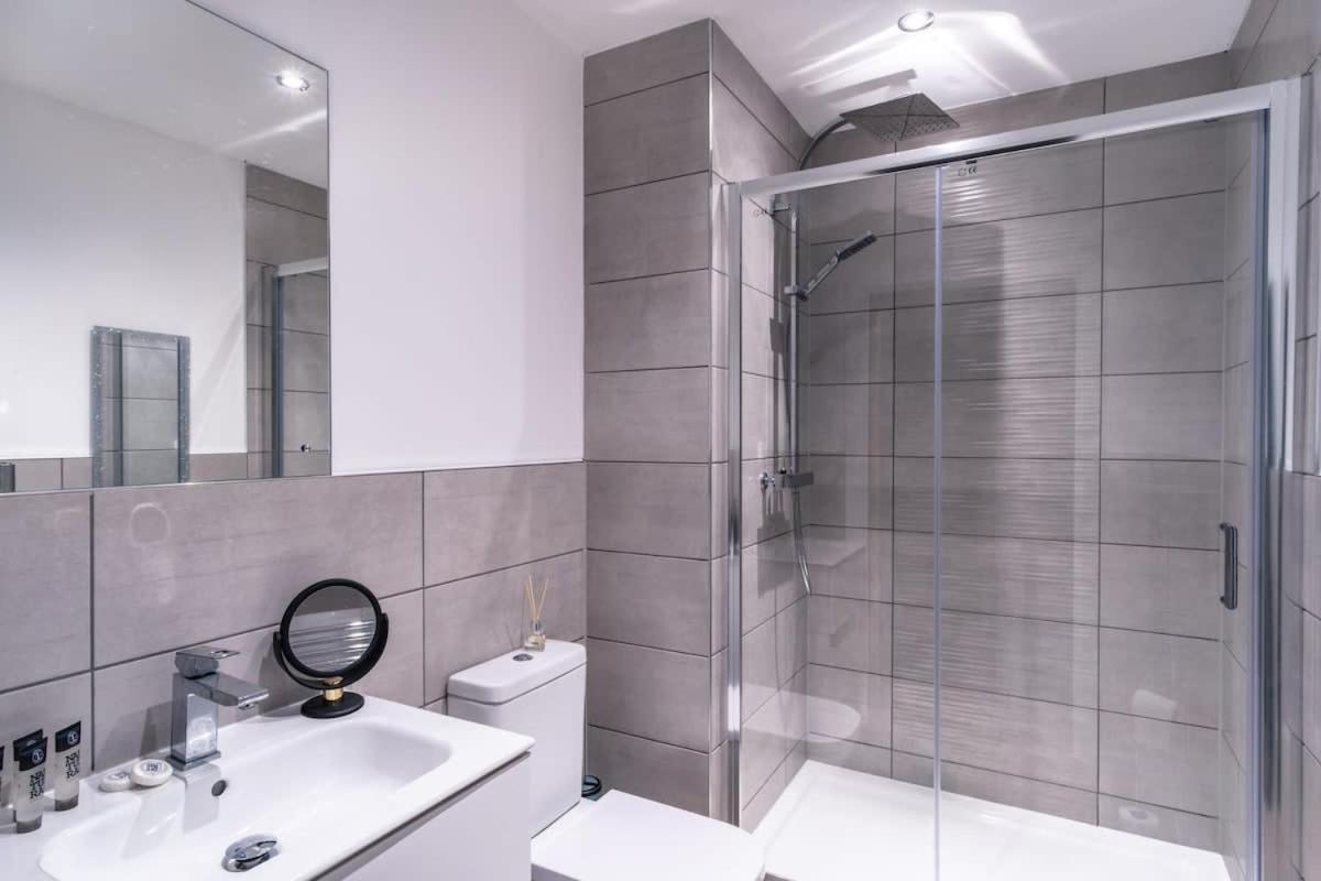Zeni, Alexandra Rise Fab Apartment