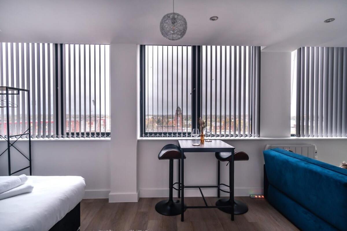 Zeni, Alexandra Rise Fab Apartment Manchester
