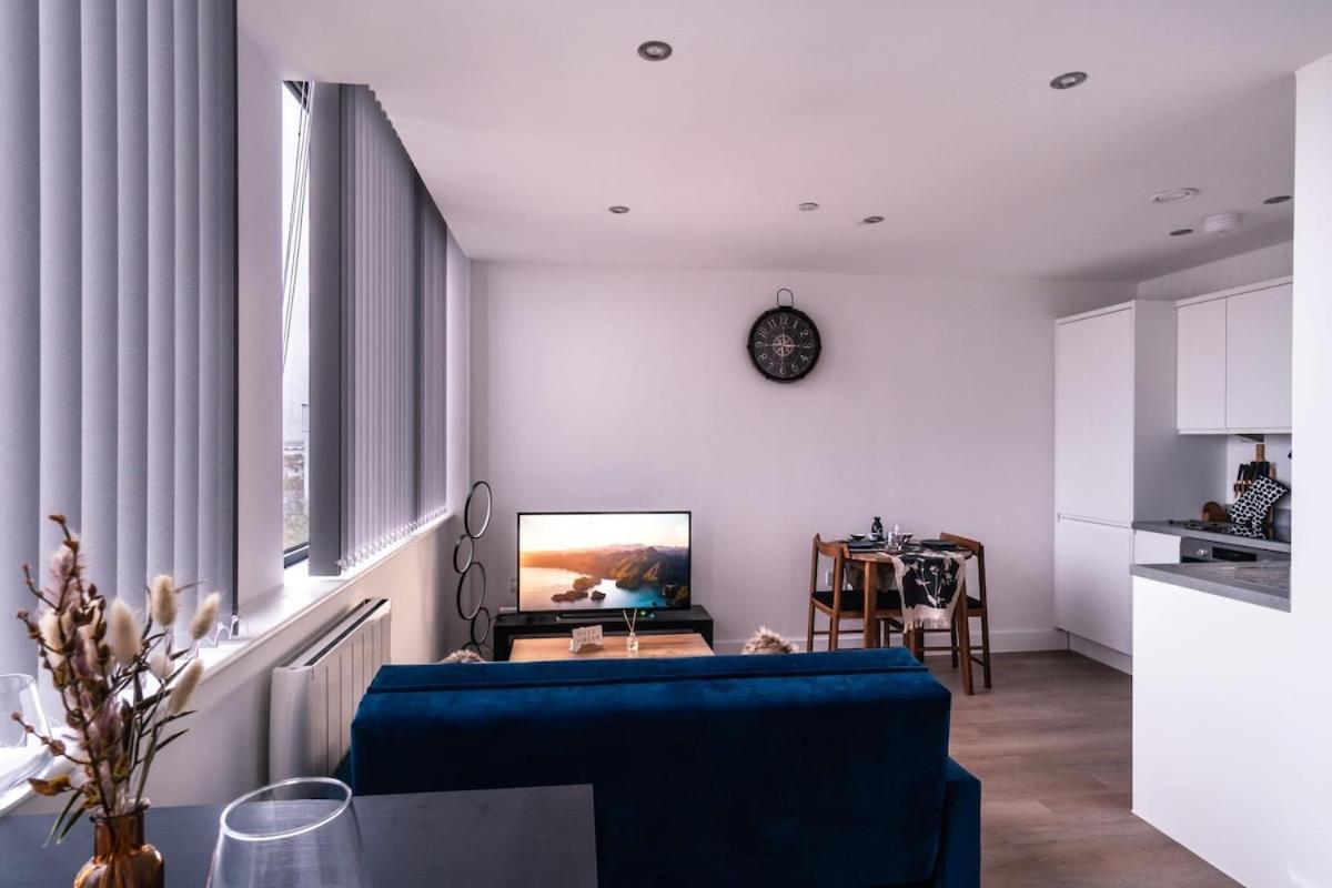 Zeni, Alexandra Rise Fab Apartment *