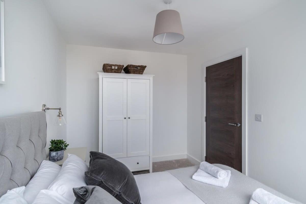 Zeni, Alexandra Rise Smart 1 Bed Apartment Manchester