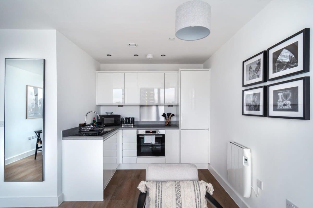 Zeni, Alexandra Rise Smart 1 Bed Apartment