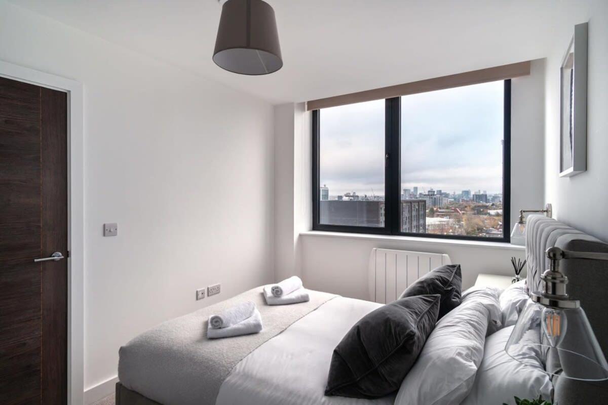 Zeni, Alexandra Rise Smart 1 Bed Apartment
