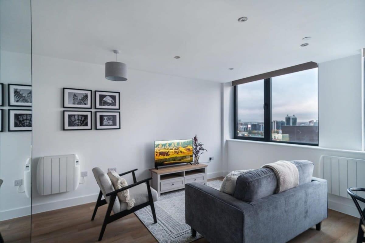 Zeni, Alexandra Rise Smart 1 Bed Apartment *