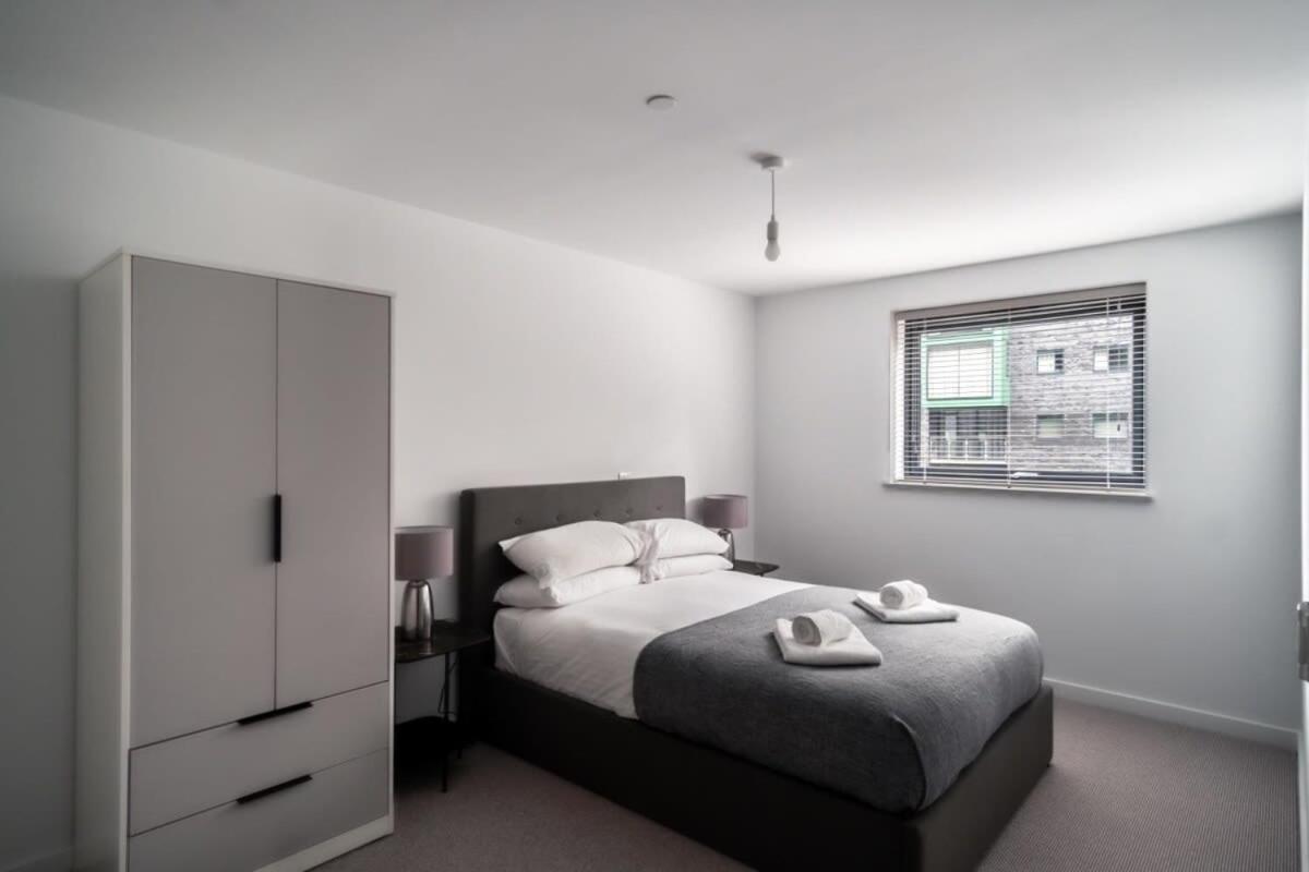 Spacious 2 Bed In Central Apartment *