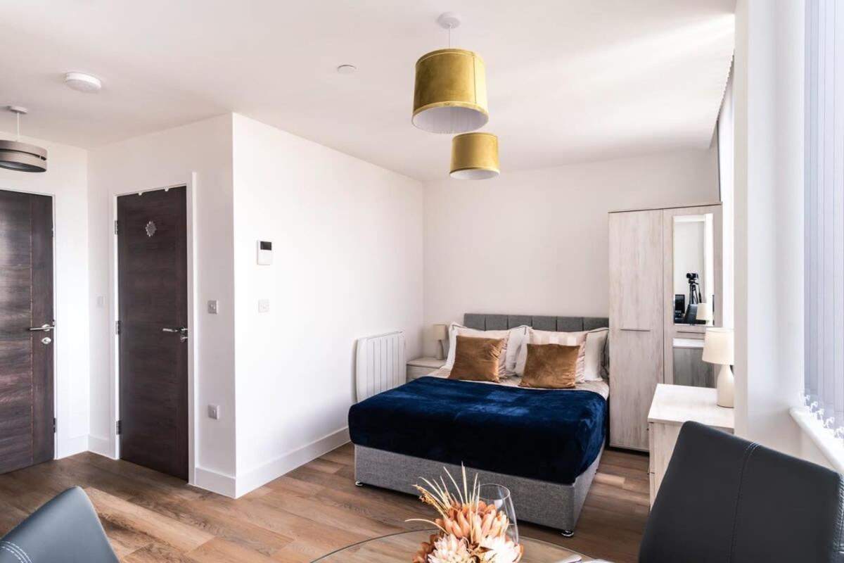 Zeni, Alexandra Rise Flat Apartment Manchester