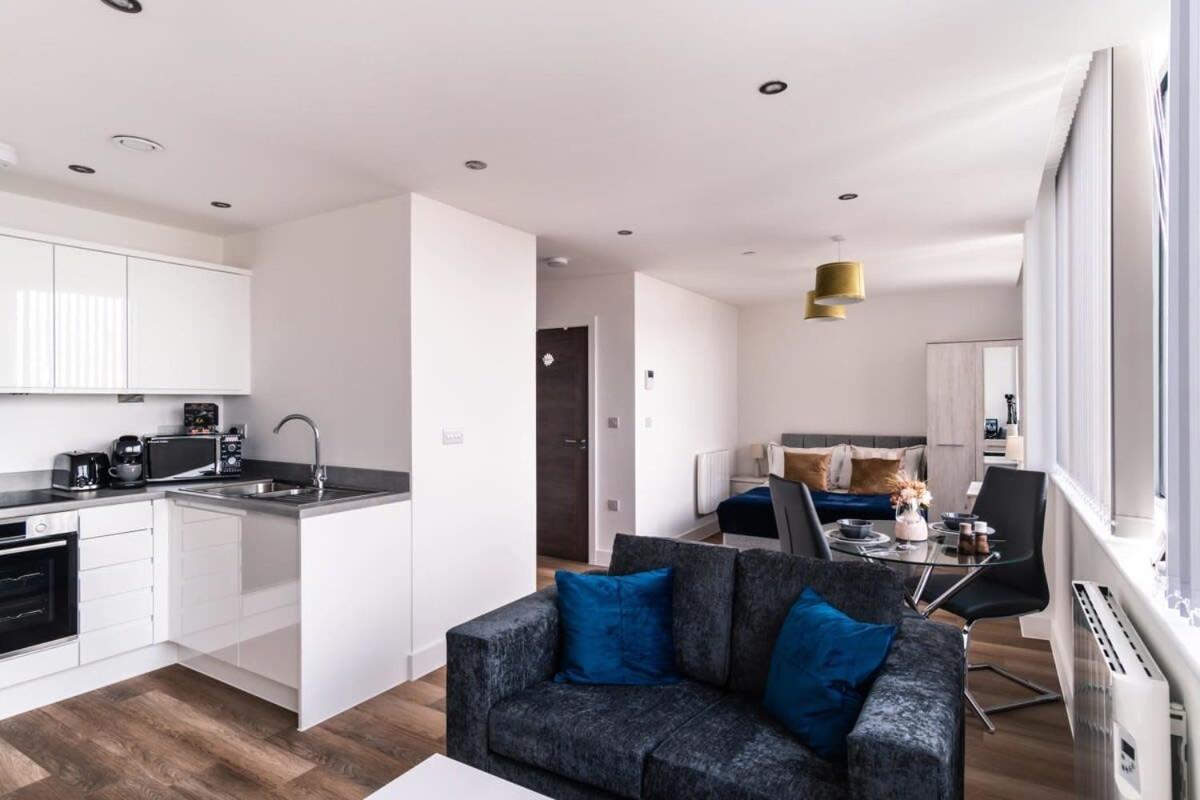 Zeni, Alexandra Rise Flat Apartment Manchester