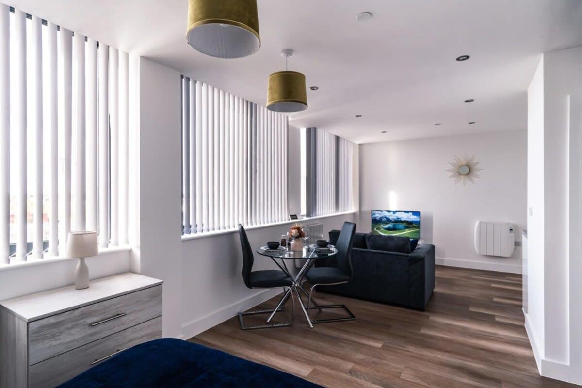 Zeni, Alexandra Rise Flat Manchester