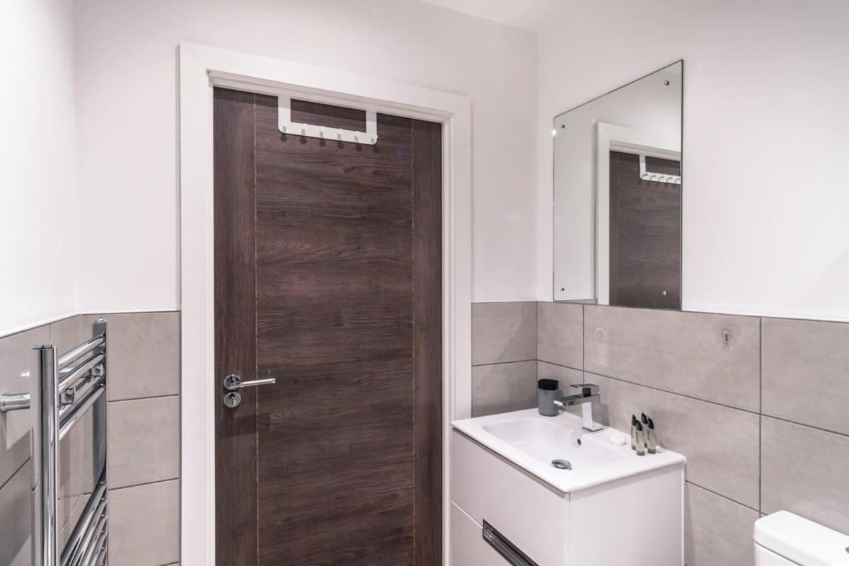 Zeni, Alexandra Rise Flat Apartment