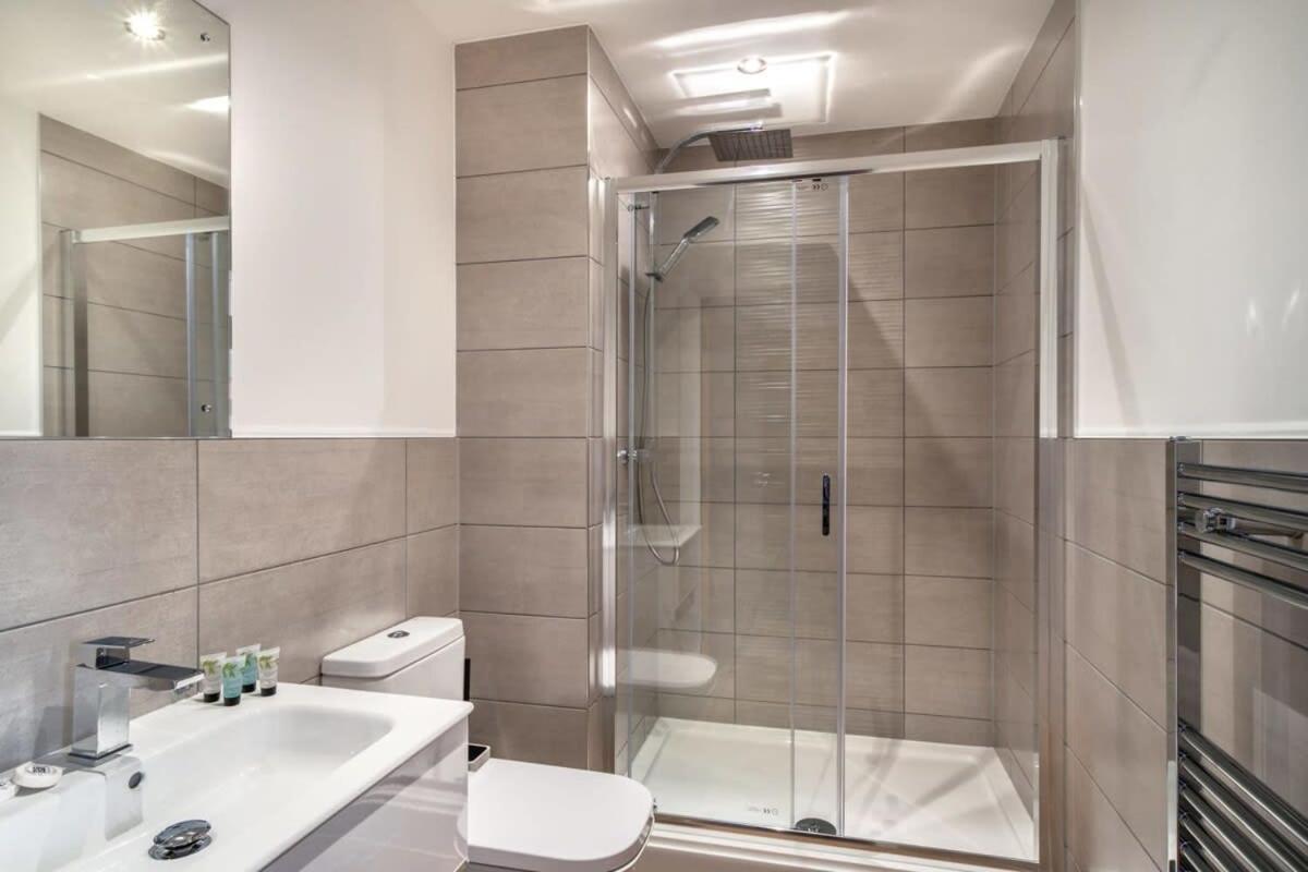 Stayzeni, Alexandra Rise Sleek 1 Bed Appartement