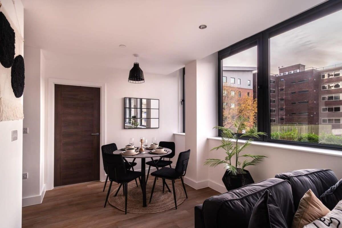 Stayzeni, Alexandra Rise Sleek 1 Bed Appartement *