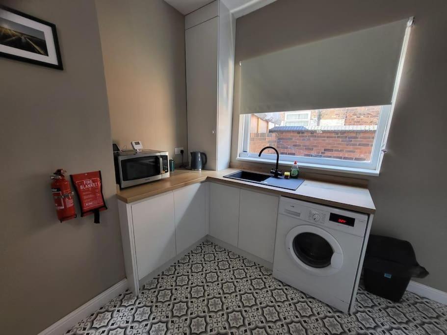4 Bedroom House, 8 Min To City! Appartement *