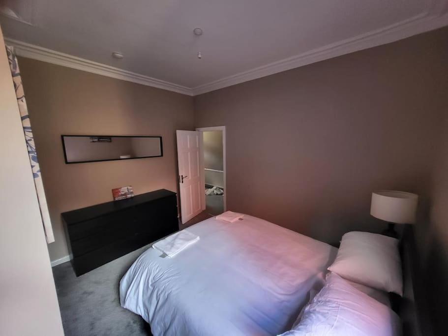 4 Bedroom House, 8 Min To City! *