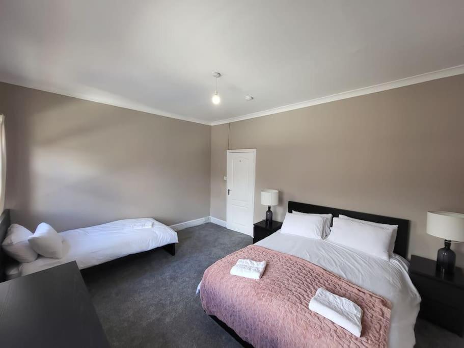 4 Bedroom House, 8 Min To City! Manchester