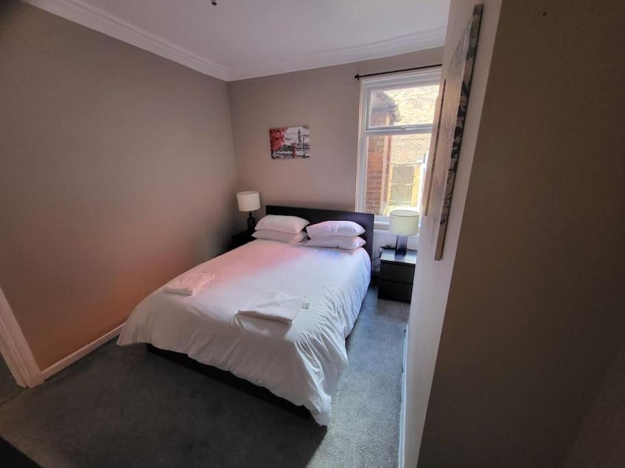 4 Bedroom House, 8 Min To City! * Manchester
