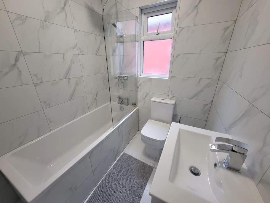4 Bedroom House, 8 Min To City! Appartement Manchester