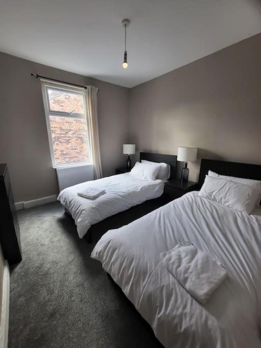 4 Bedroom House, 8 Min To City! Manchester